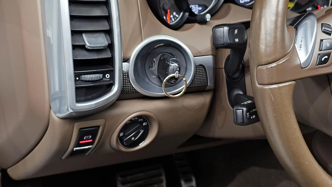 Porsche Cayenne 4.2S Diesel* Обдухване* Bose* Въздух* Пано, снимка 15 - Автомобили и джипове - 54752749