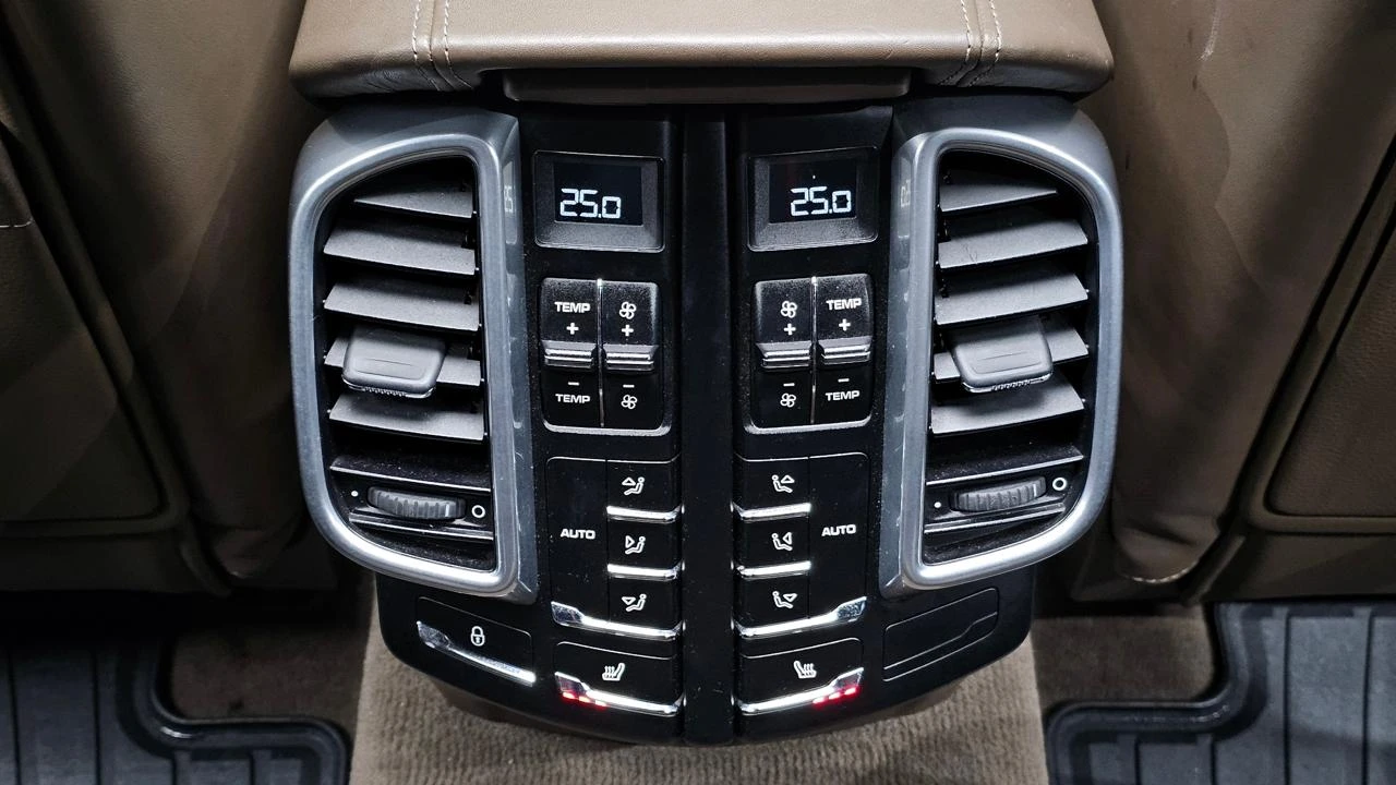 Porsche Cayenne 4.2S Diesel* Обдухване* Bose* Въздух* Пано, снимка 13 - Автомобили и джипове - 54752749