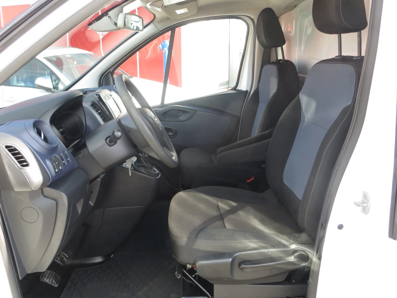 Opel Vivaro 1, 6 BITURBO - изображение 7