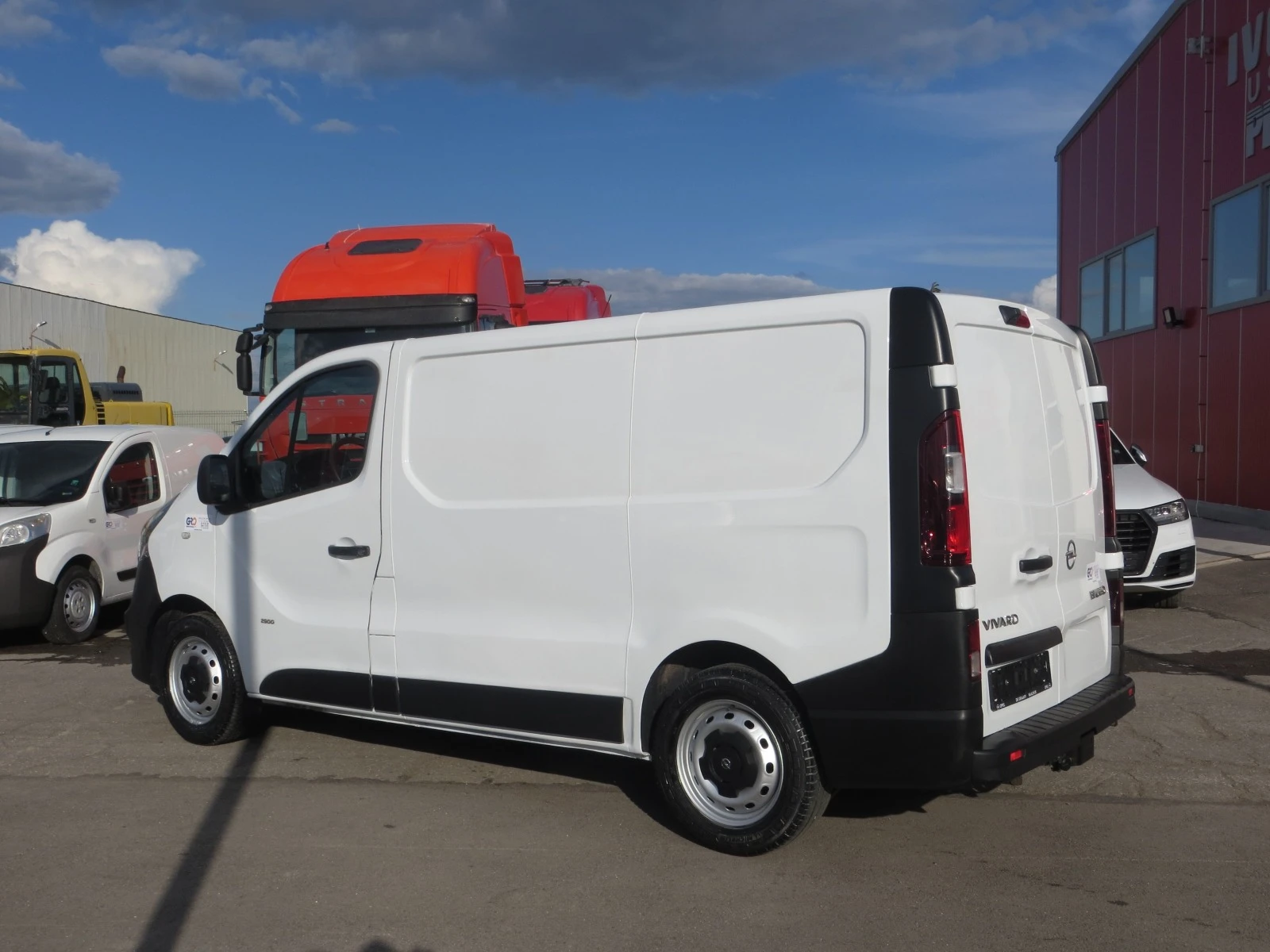 Opel Vivaro 1, 6 BITURBO - изображение 3