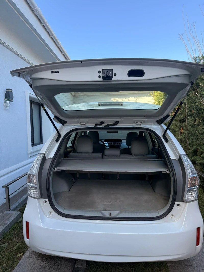 Toyota Prius 1.8 hybrid Комби, снимка 8 - Автомобили и джипове - 53107042