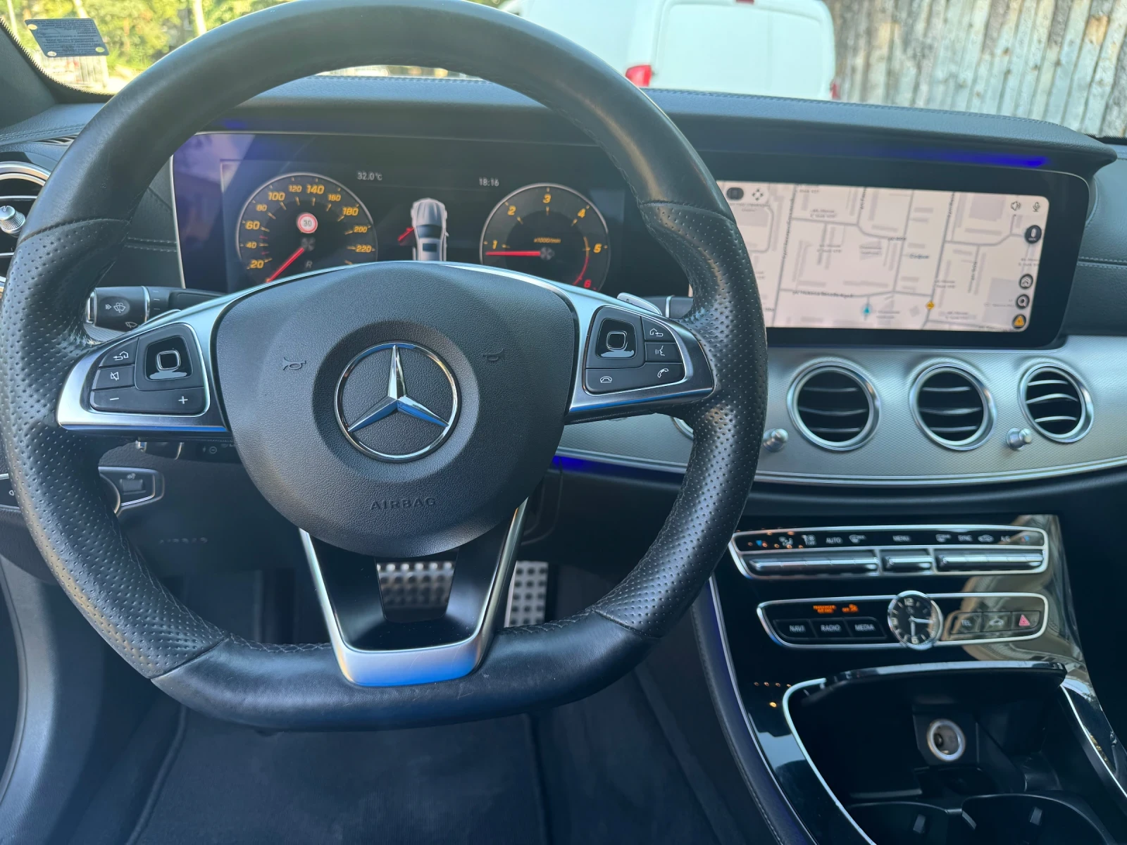 Mercedes-Benz E 220, снимка 5 - Автомобили и джипове - 55078542