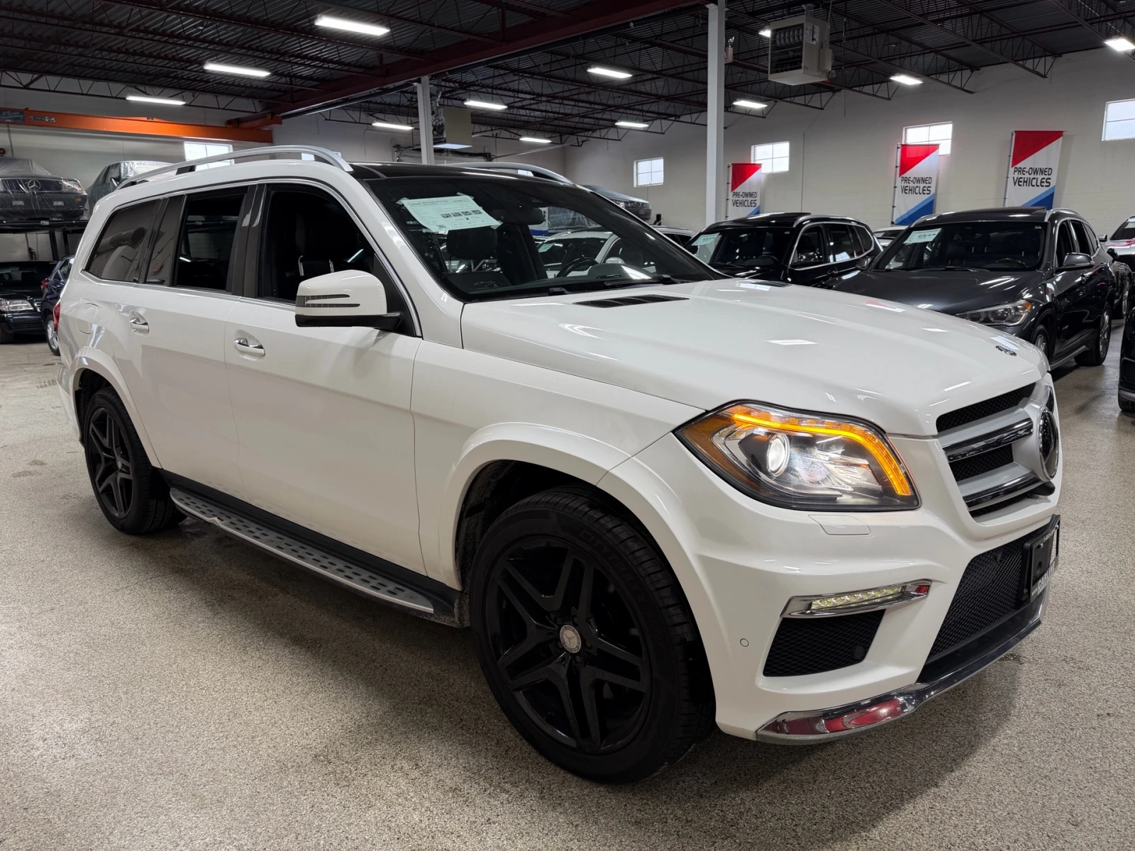 Mercedes-Benz GL 550 AMG PKG / 360 / ОБУДХ / МАСАЖИ / H&K / PANO, снимка 4 - Автомобили и джипове - 53804704