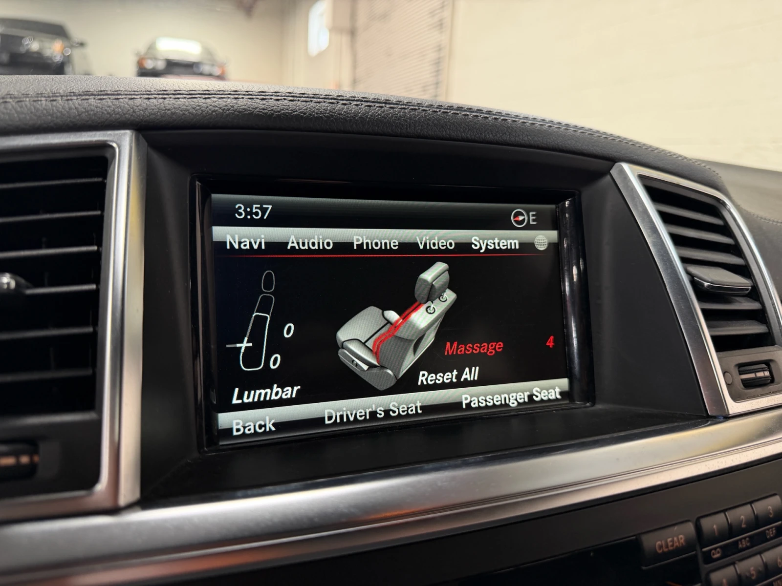 Mercedes-Benz GL 550 AMG PKG / 360 / ОБУДХ / МАСАЖИ / H&K / PANO, снимка 8 - Автомобили и джипове - 53804704