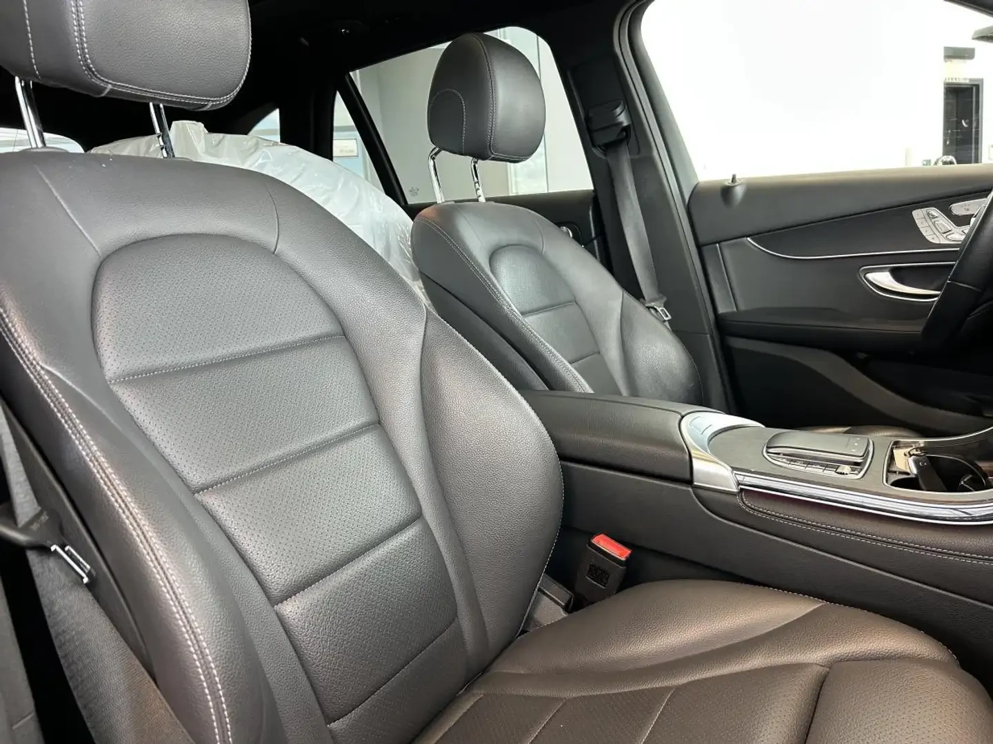 Mercedes-Benz GLC 300 * 4MATIC * ДИГИТАЛНО * ПОДГРЕВИ * ПАМЕТ * PANO, снимка 10 - Автомобили и джипове - 54957922