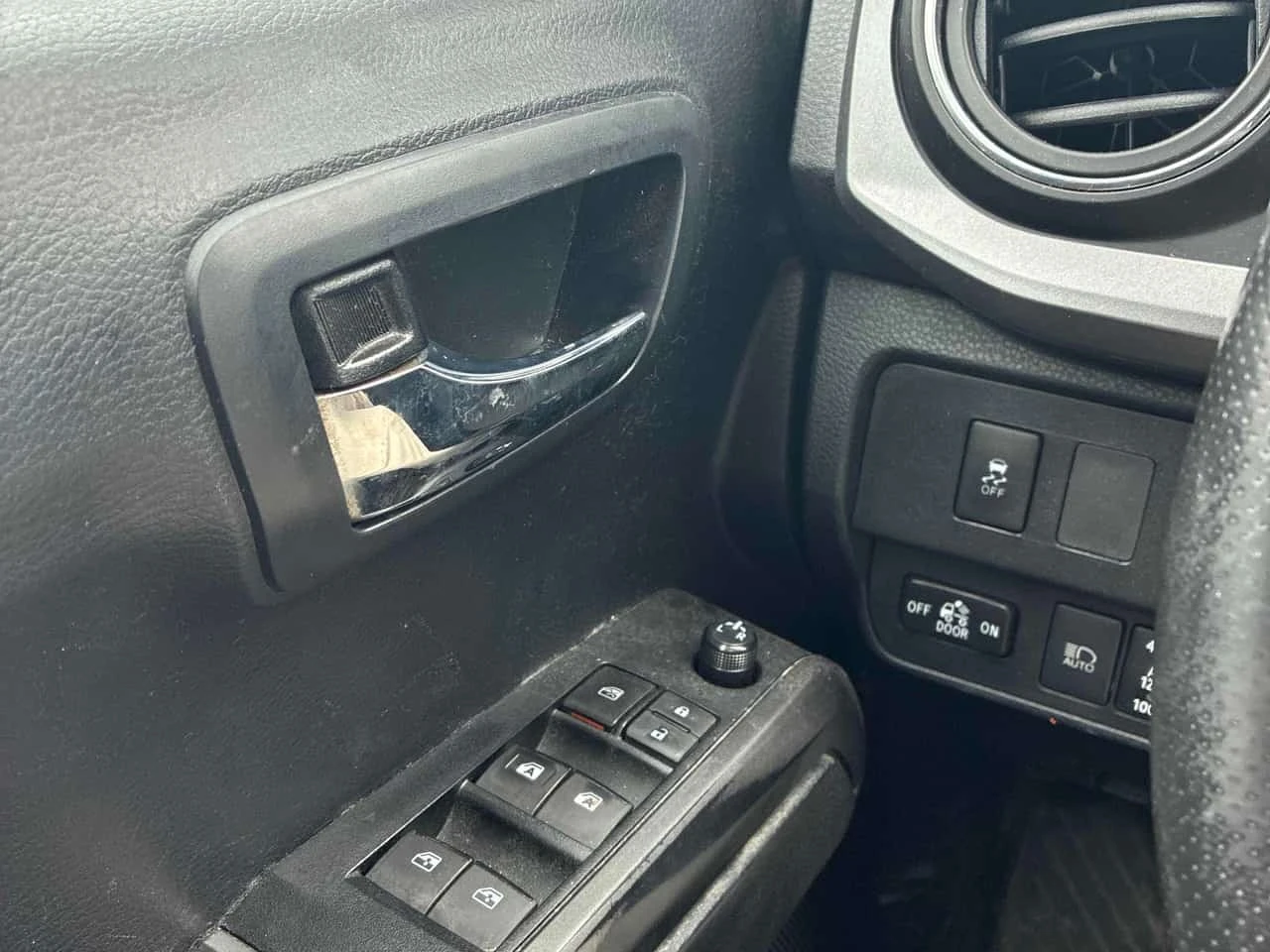 Toyota Tacoma * 4x4 Double Cab * CARFAX * ОПЦИЯ ЗА ФИНАНСИРАНЕ, снимка 13 - Автомобили и джипове - 55785313