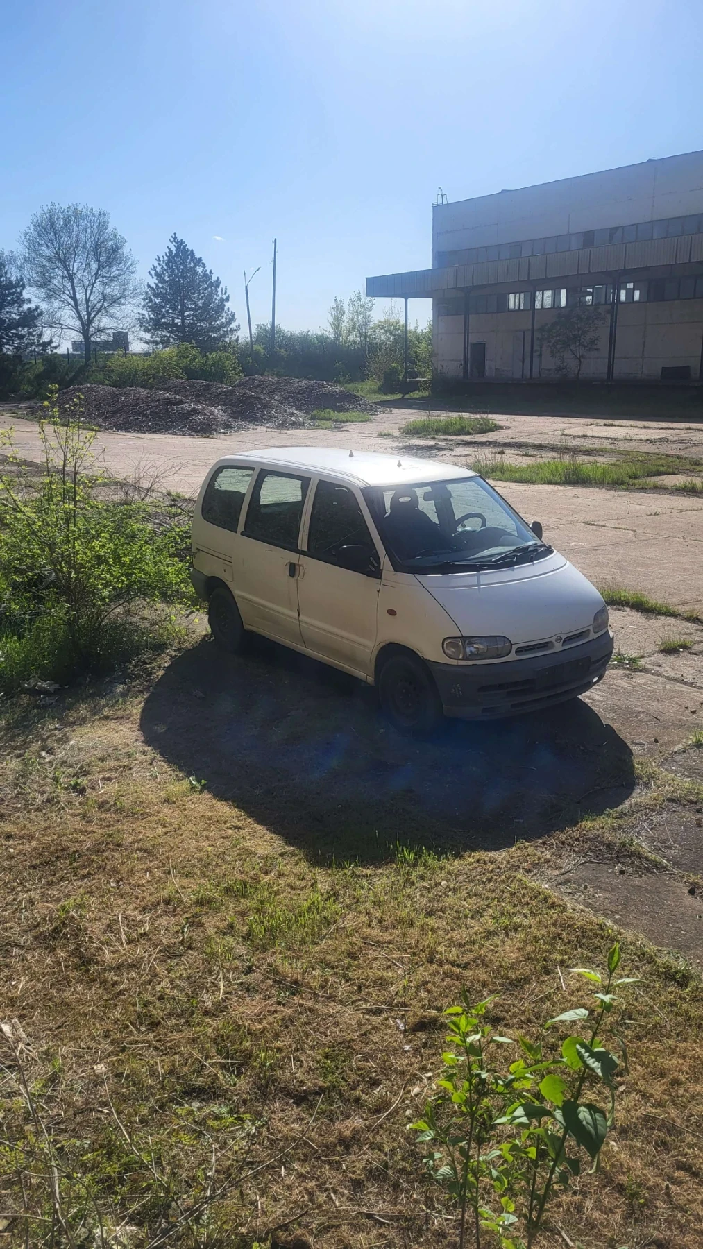 Продавам Нисан Серена 2.3 D