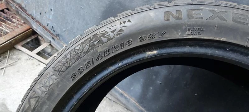 Гуми Зимни 235/45R18, снимка 7 - Гуми и джанти - 35125422