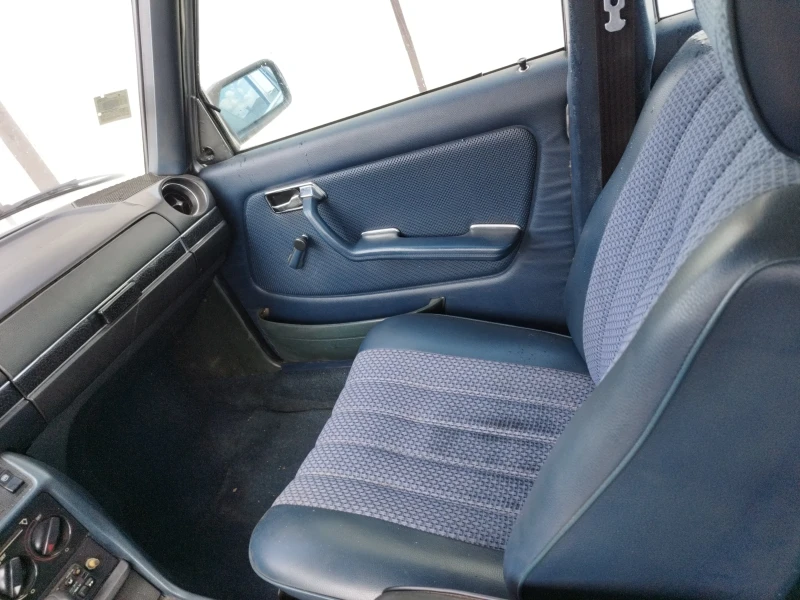 Mercedes-Benz 240, снимка 9 - Автомобили и джипове - 52223969