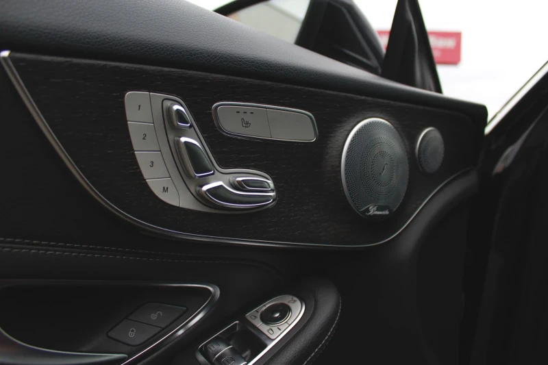 Mercedes-Benz C 300, снимка 10 - Автомобили и джипове - 53277363