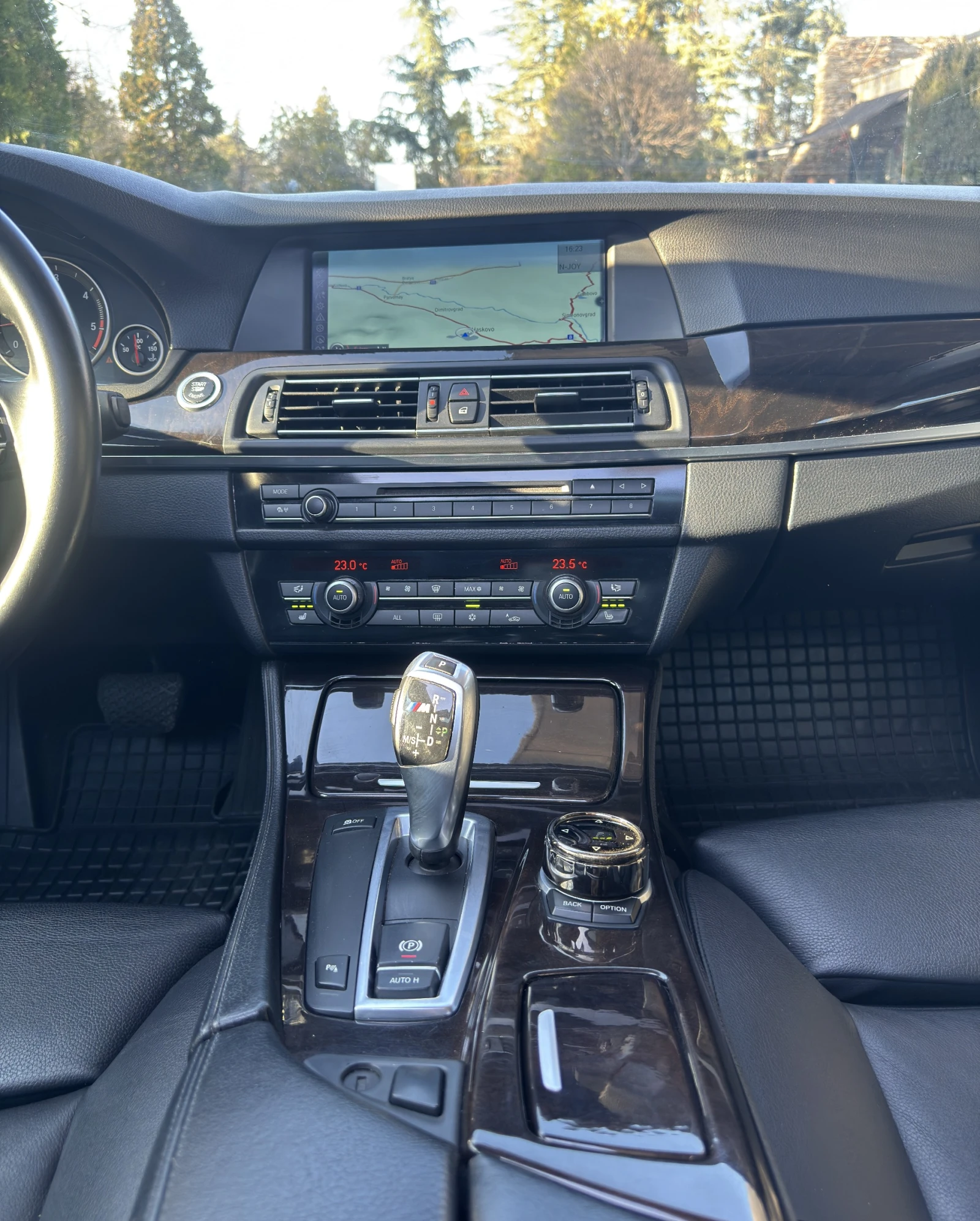 BMW 530 M-performance* 8ZF* Distronic* Ambient* NightVisio, снимка 12 - Автомобили и джипове - 53750849