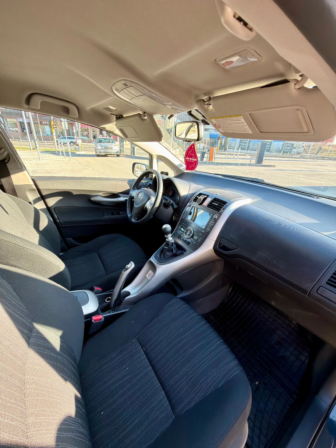 Toyota Auris 2.0 D4D Keyless, снимка 17 - Автомобили и джипове - 53849472