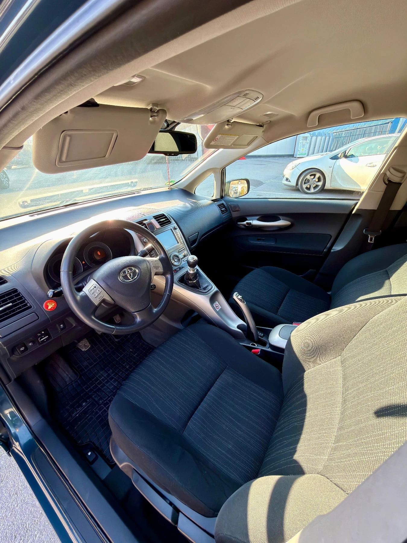 Toyota Auris 2.0 D4D Keyless, снимка 14 - Автомобили и джипове - 53849472