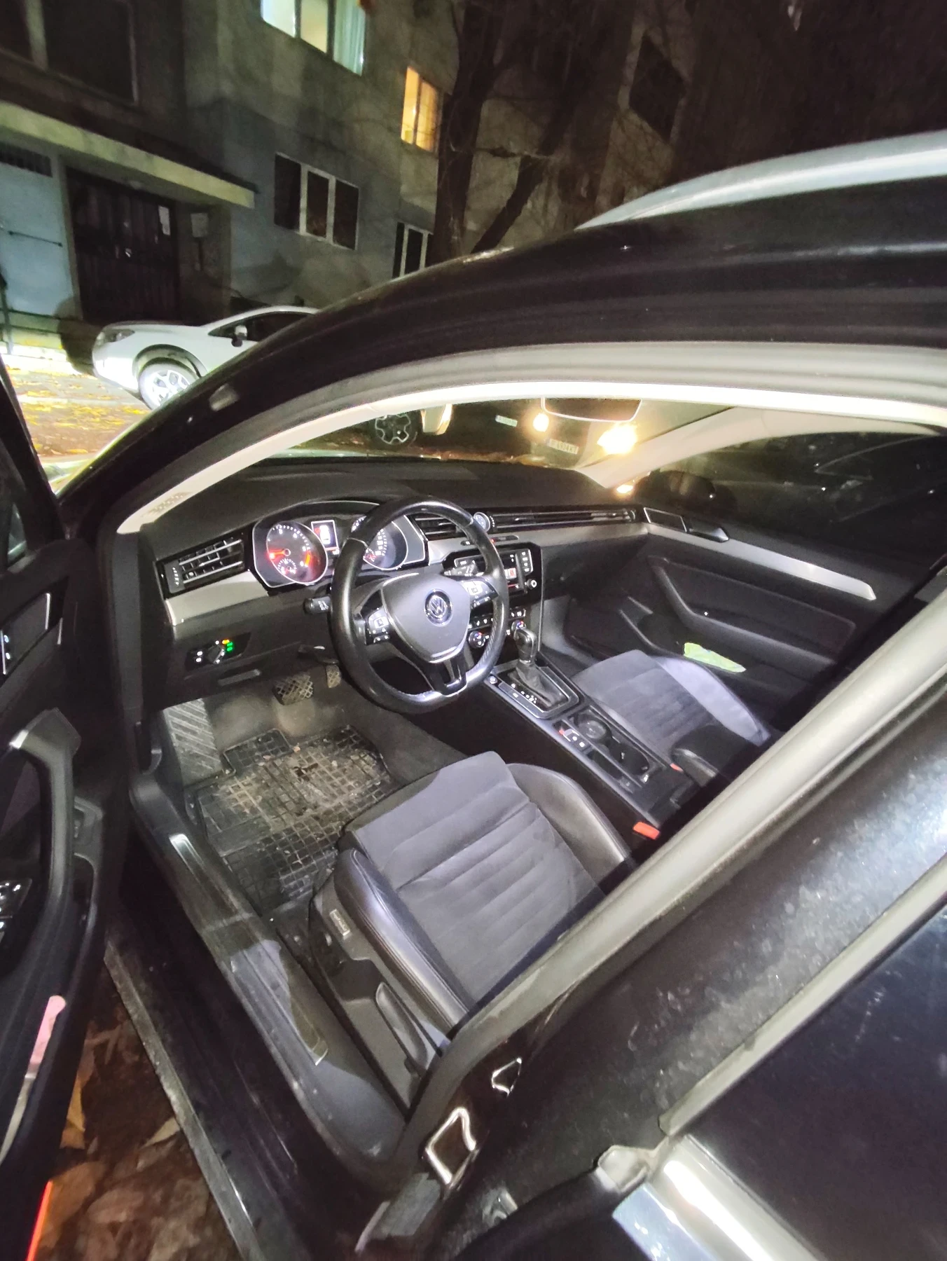 VW Passat 2.0 tdi 6 dsg  high line, снимка 13 - Автомобили и джипове - 54235107