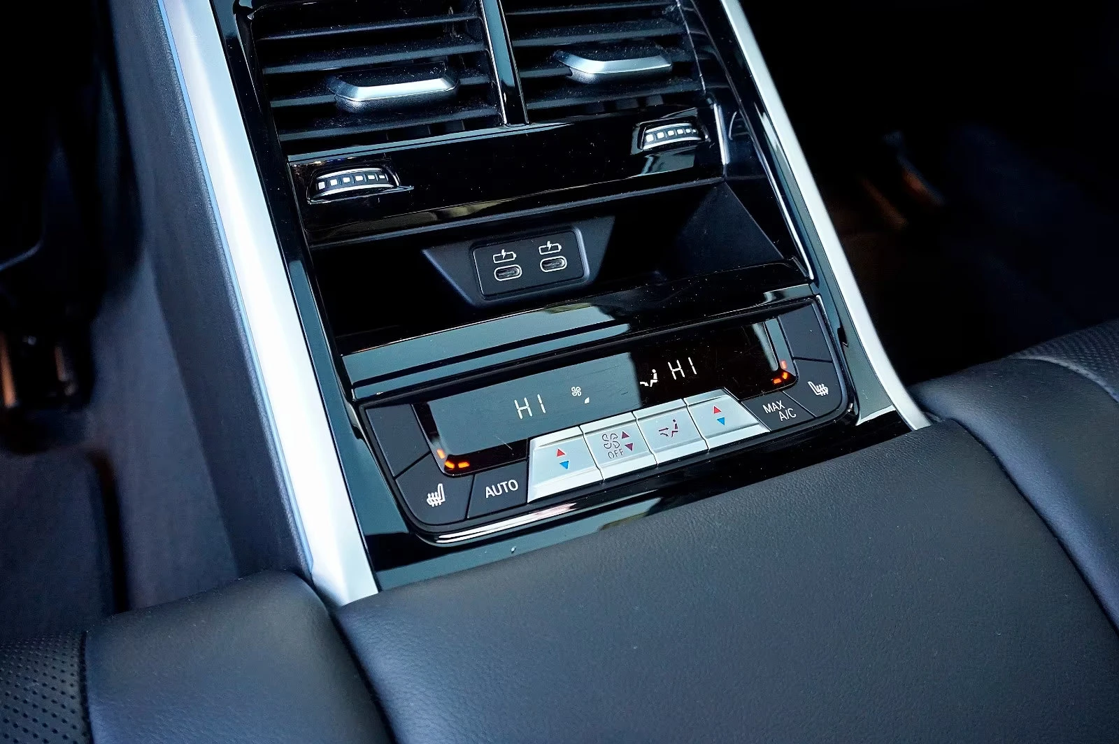 BMW 850 xi/GRAN-COUPE/530HP/PANO/MEMO/B&W/HUD/360/252q, снимка 15 - Автомобили и джипове - 54414004