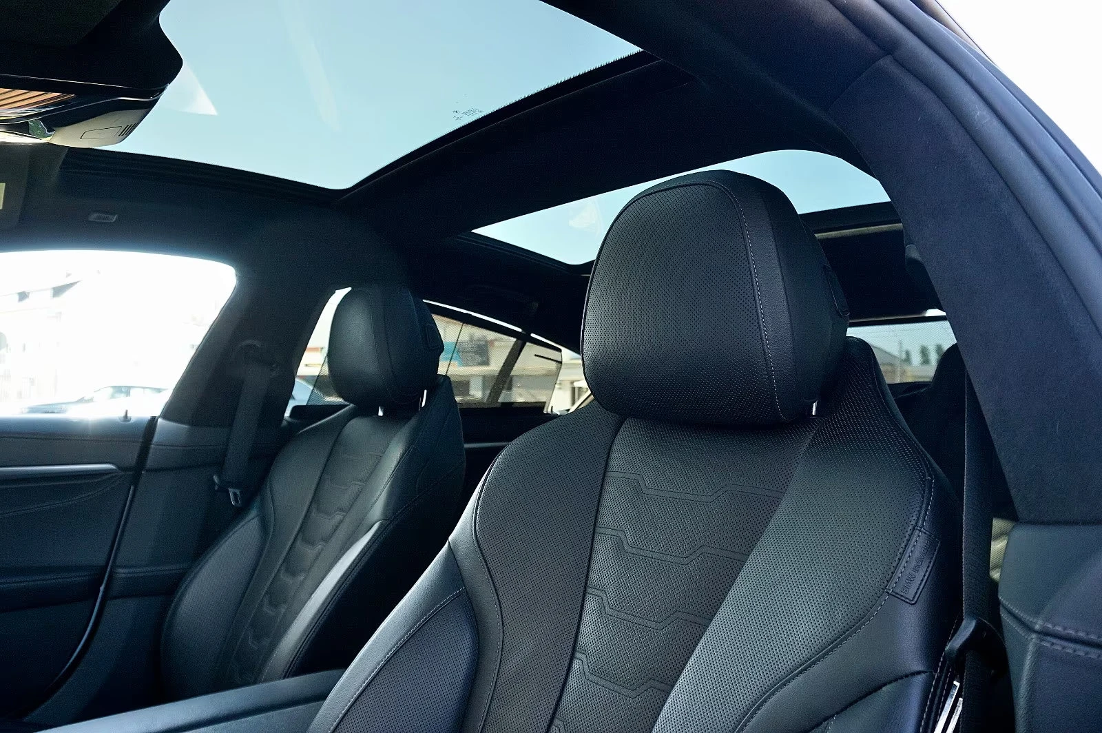 BMW 850 xi/GRAN-COUPE/530HP/PANO/MEMO/B&W/HUD/360/252q, снимка 6 - Автомобили и джипове - 54414004