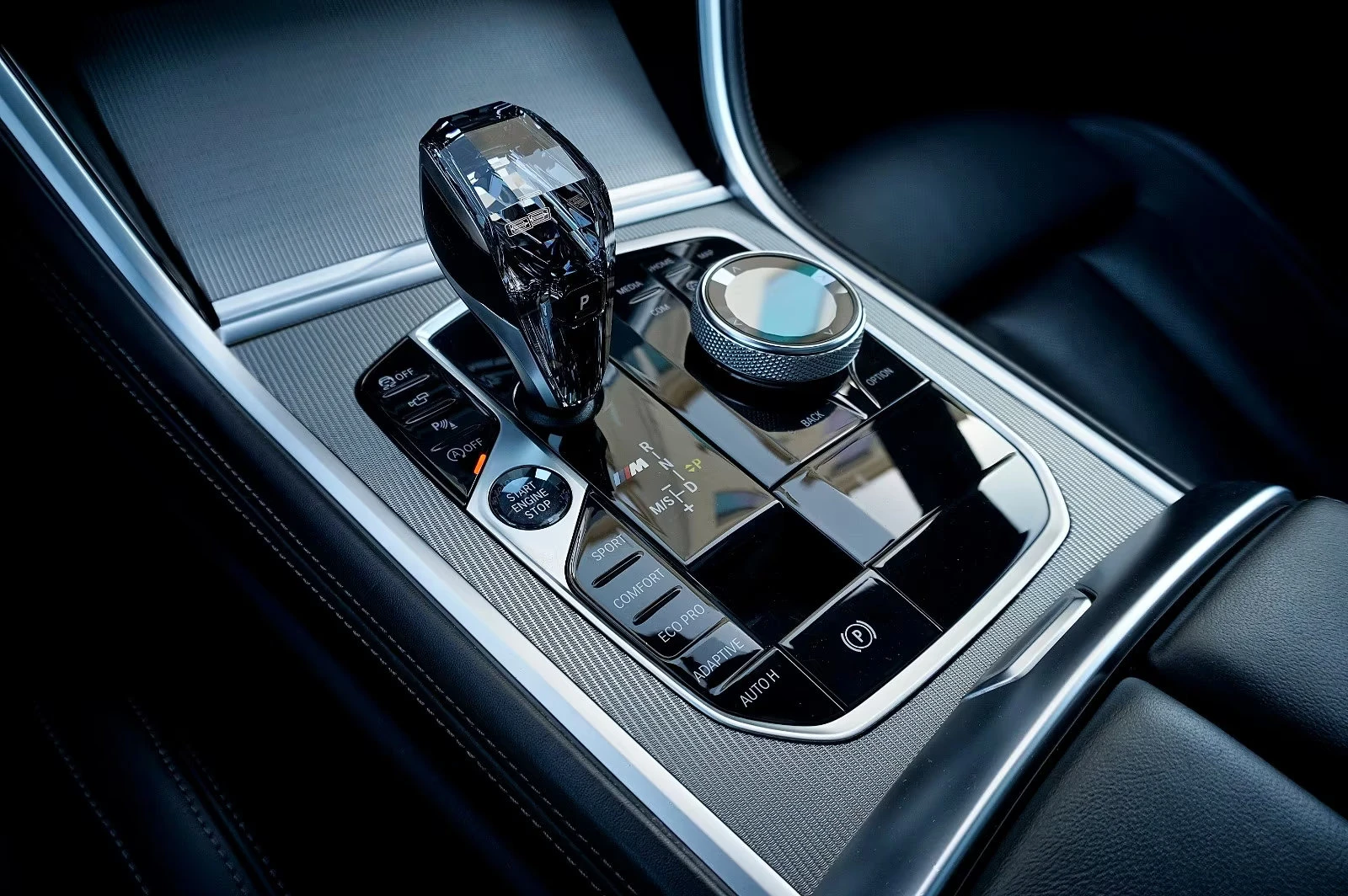 BMW 850 xi/GRAN-COUPE/530HP/PANO/MEMO/B&W/HUD/360/252q, снимка 11 - Автомобили и джипове - 54414004