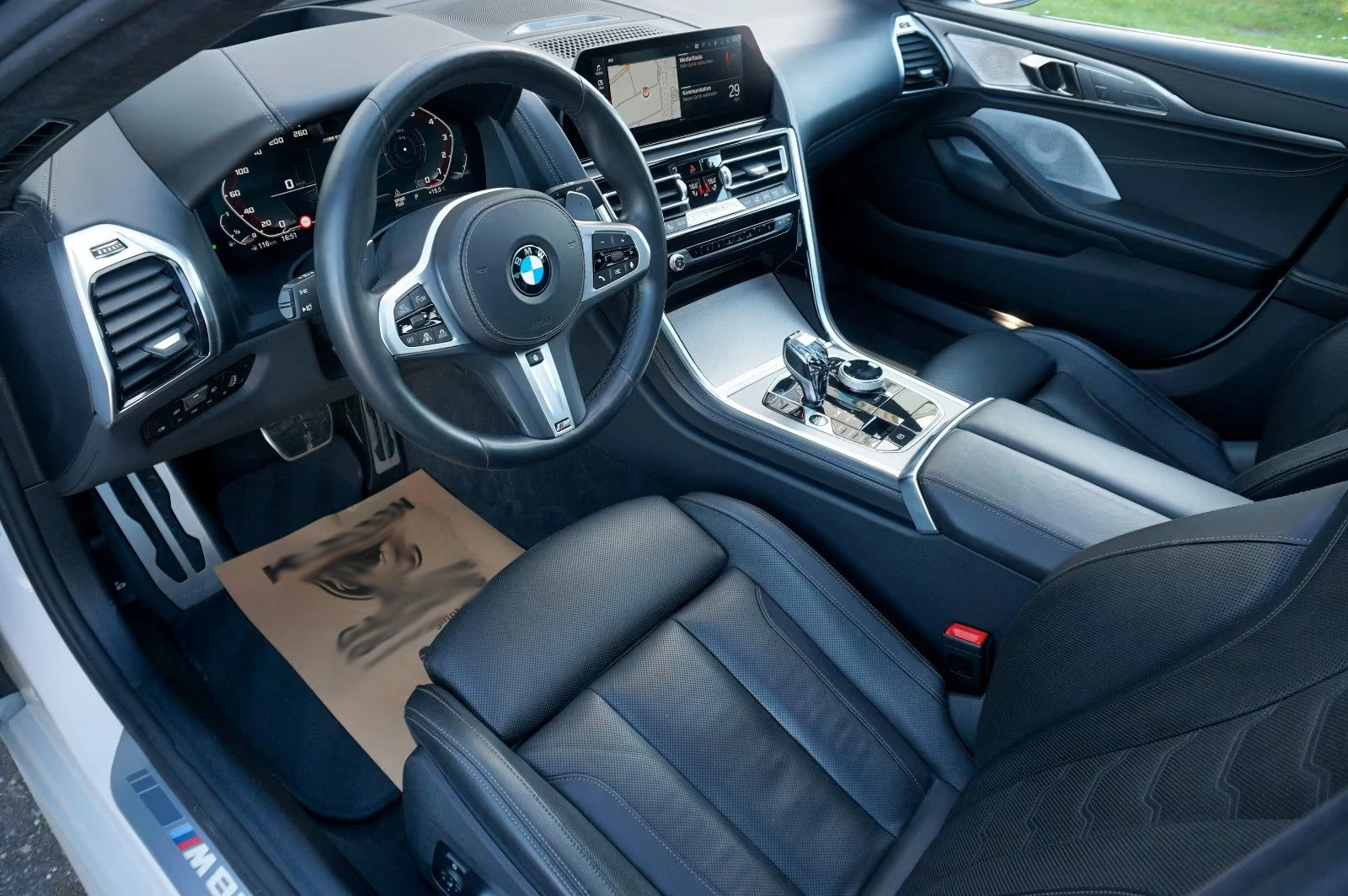BMW 850 xi/GRAN-COUPE/530HP/PANO/MEMO/B&W/HUD/360/252q, снимка 7 - Автомобили и джипове - 54414004