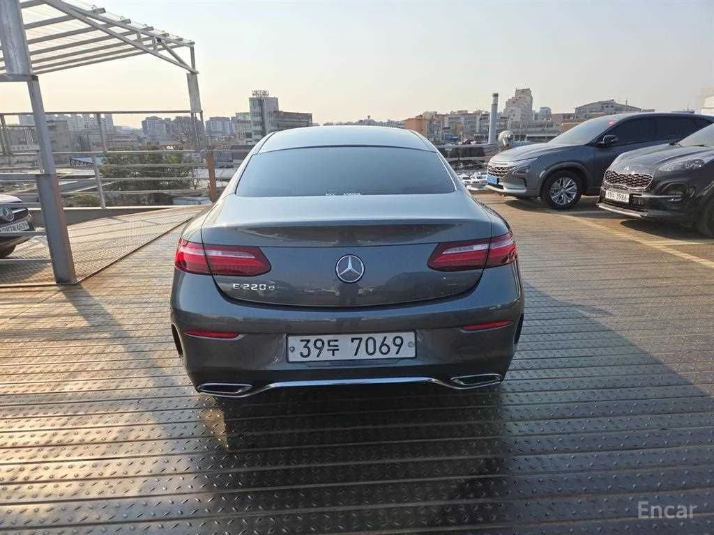 Mercedes-Benz E 220 d Coupe* DIGITAL* ПОДГРЕВ* ОБДУХВАНЕ* КАМЕРА* , снимка 4 - Автомобили и джипове - 55046399
