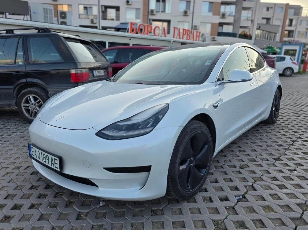 Tesla Model 3 Лична Кола Безупречна