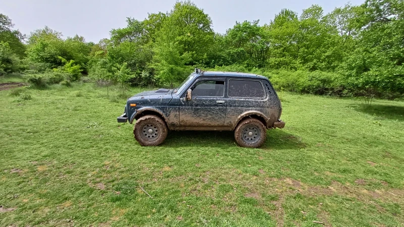 Lada Niva 1.7 i, снимка 2 - Автомобили и джипове - 48911594