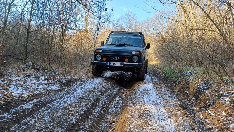 Lada Niva 1.7 i, снимка 8 - Автомобили и джипове - 48911594