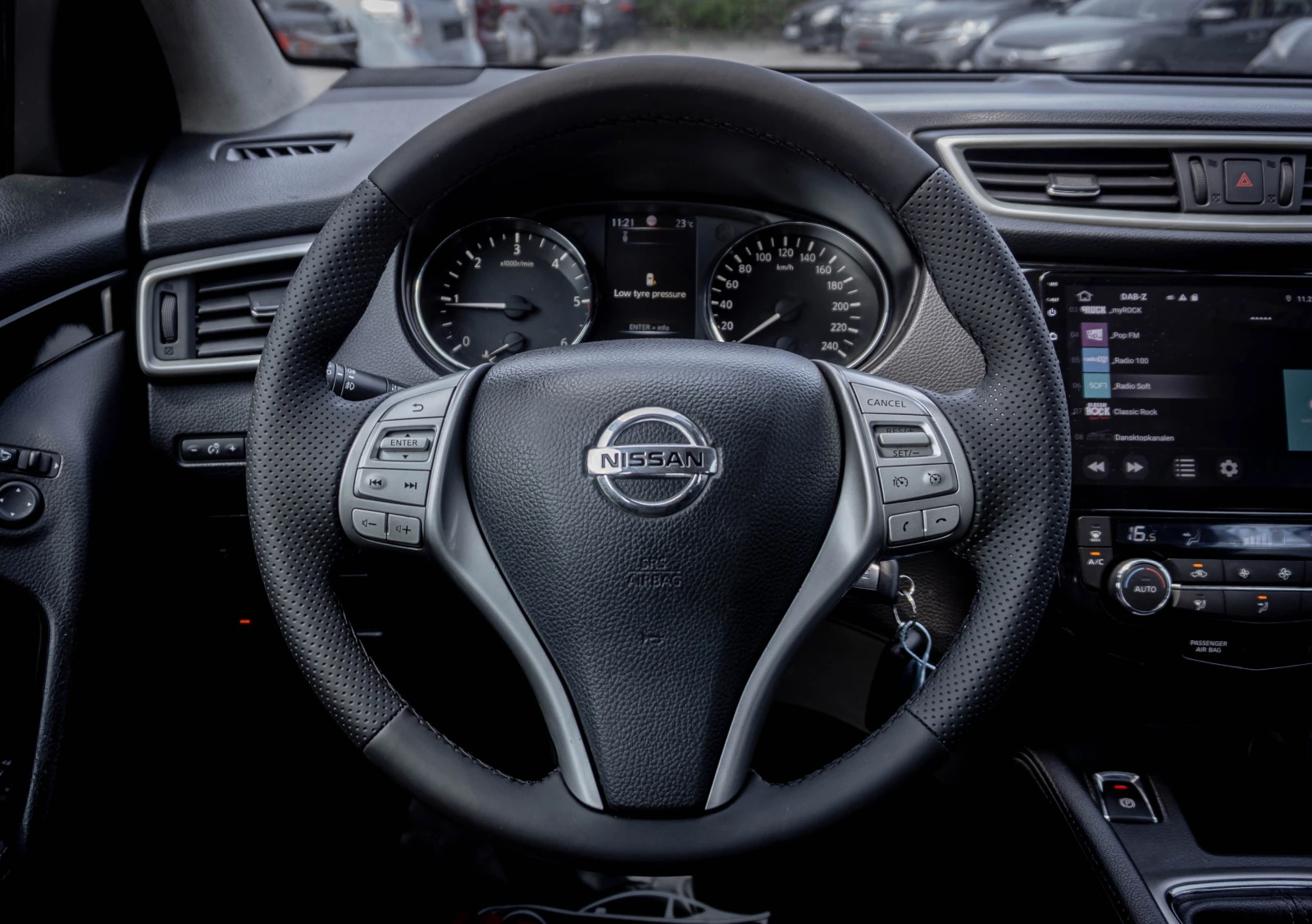 Nissan Qashqai 1.5dci ТОП! С ГАРАНЦИЯ!, снимка 9 - Автомобили и джипове - 54844835