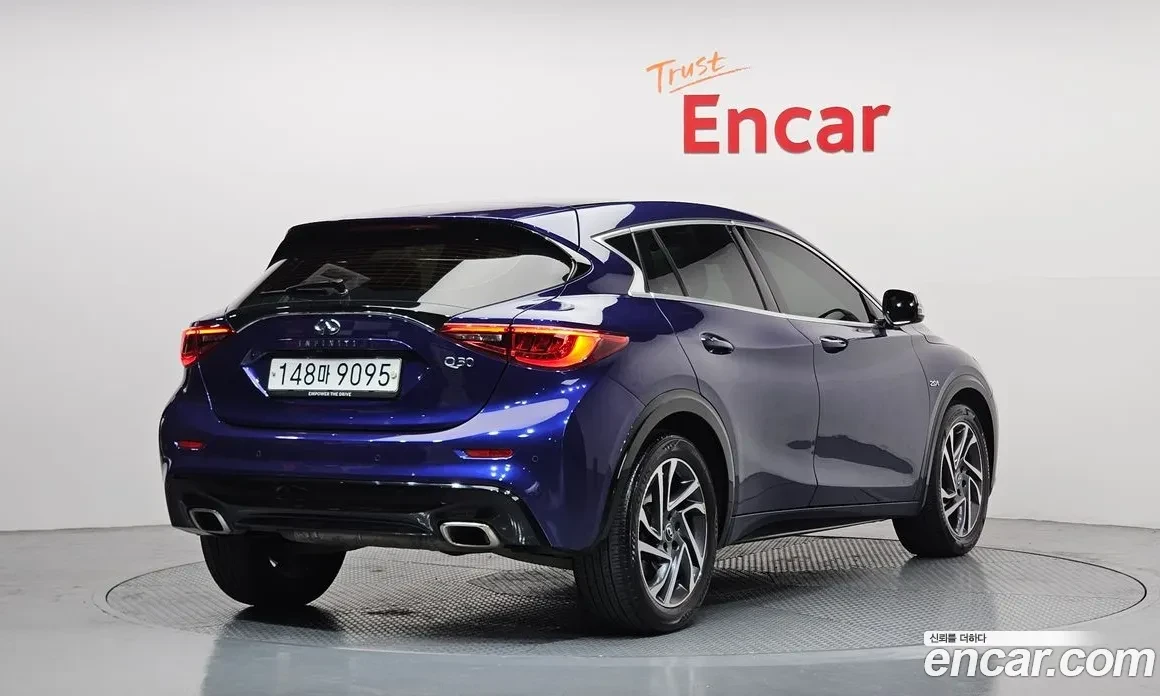 Infiniti Q30 2.0L Carfax, снимка 3 - Автомобили и джипове - 55139666
