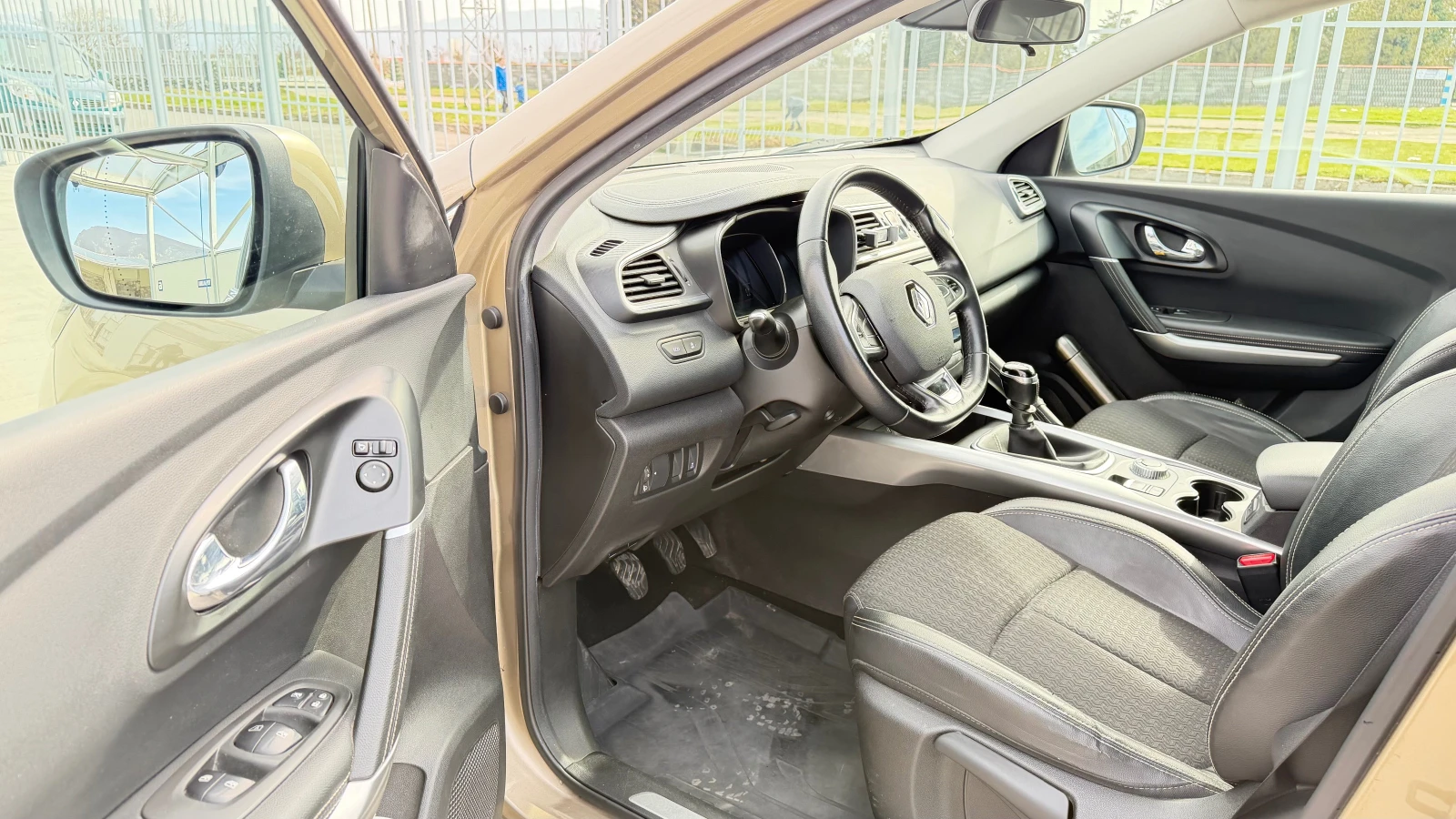 Renault Kadjar Intens, снимка 5 - Автомобили и джипове - 56285645