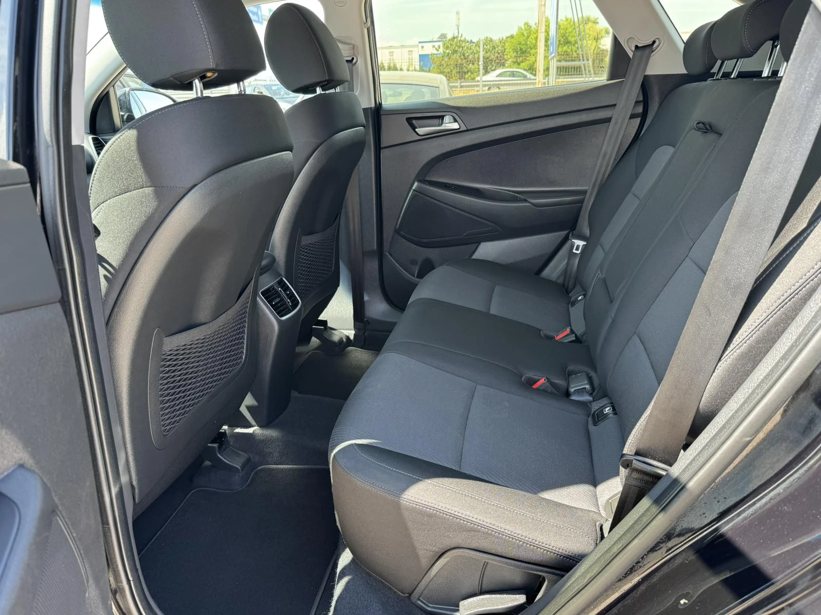 Hyundai Tucson 1.6I, снимка 8 - Автомобили и джипове - 56574875