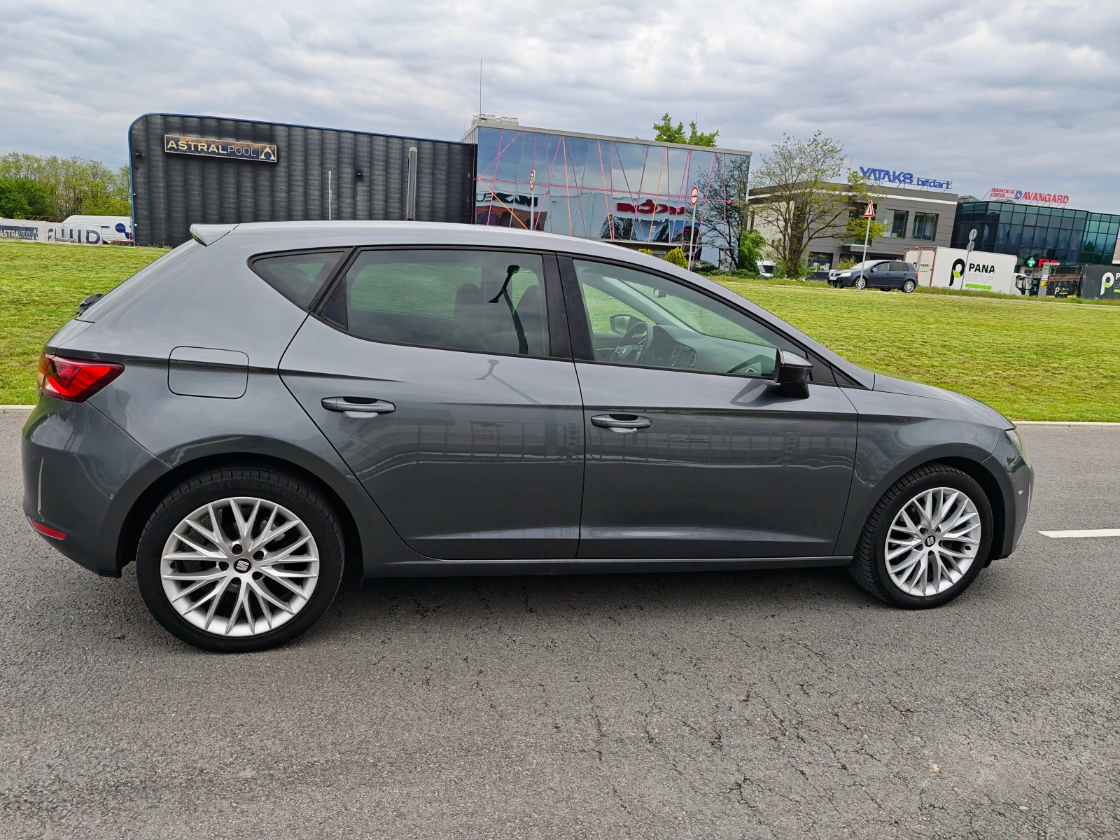 Seat Leon 1.6 TDI NAVI MATRIX to, снимка 6 - Автомобили и джипове - 54386988