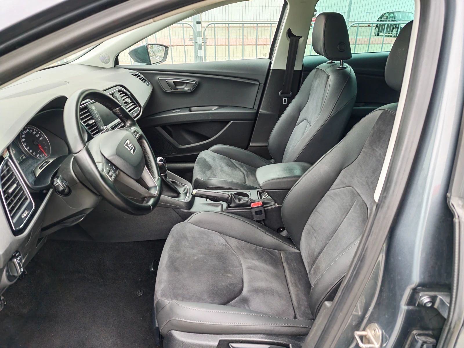 Seat Leon 1.6 TDI NAVI MATRIX to, снимка 9 - Автомобили и джипове - 54386988