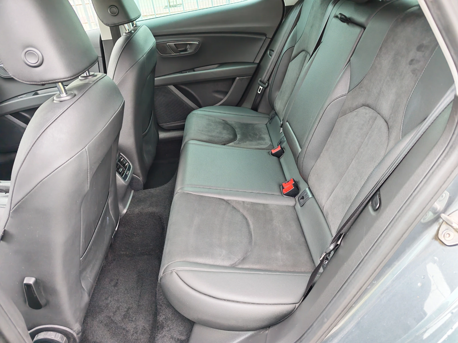 Seat Leon 1.6 TDI NAVI MATRIX to, снимка 15 - Автомобили и джипове - 54386988