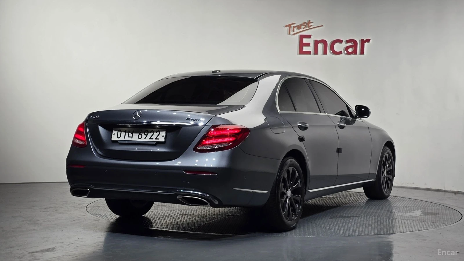 Mercedes-Benz E 300 EXCLUSIVE* КОЖА* ПОДГРЕВ* ПАНО* АВТОКРЕДИТ, снимка 2 - Автомобили и джипове - 55579933