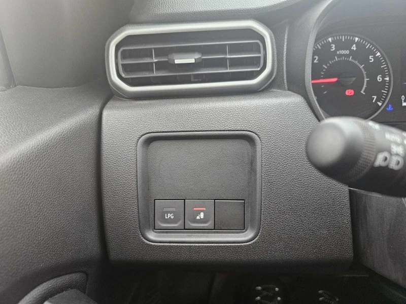 Dacia Duster 1.0 TCe 90 Stop&Start LPG, снимка 12 - Автомобили и джипове - 52501833