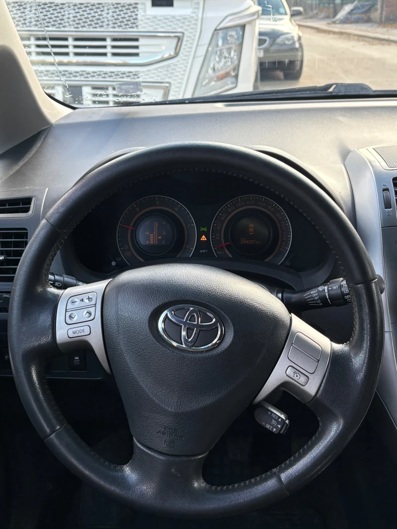 Toyota Auris, снимка 9 - Автомобили и джипове - 52410332