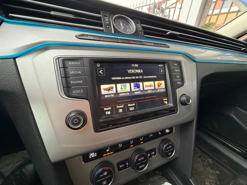 VW Passat 2.0TDI* DSG* ОБСЛУЖЕН* МАСАЖ* , снимка 14 - Автомобили и джипове - 53302026