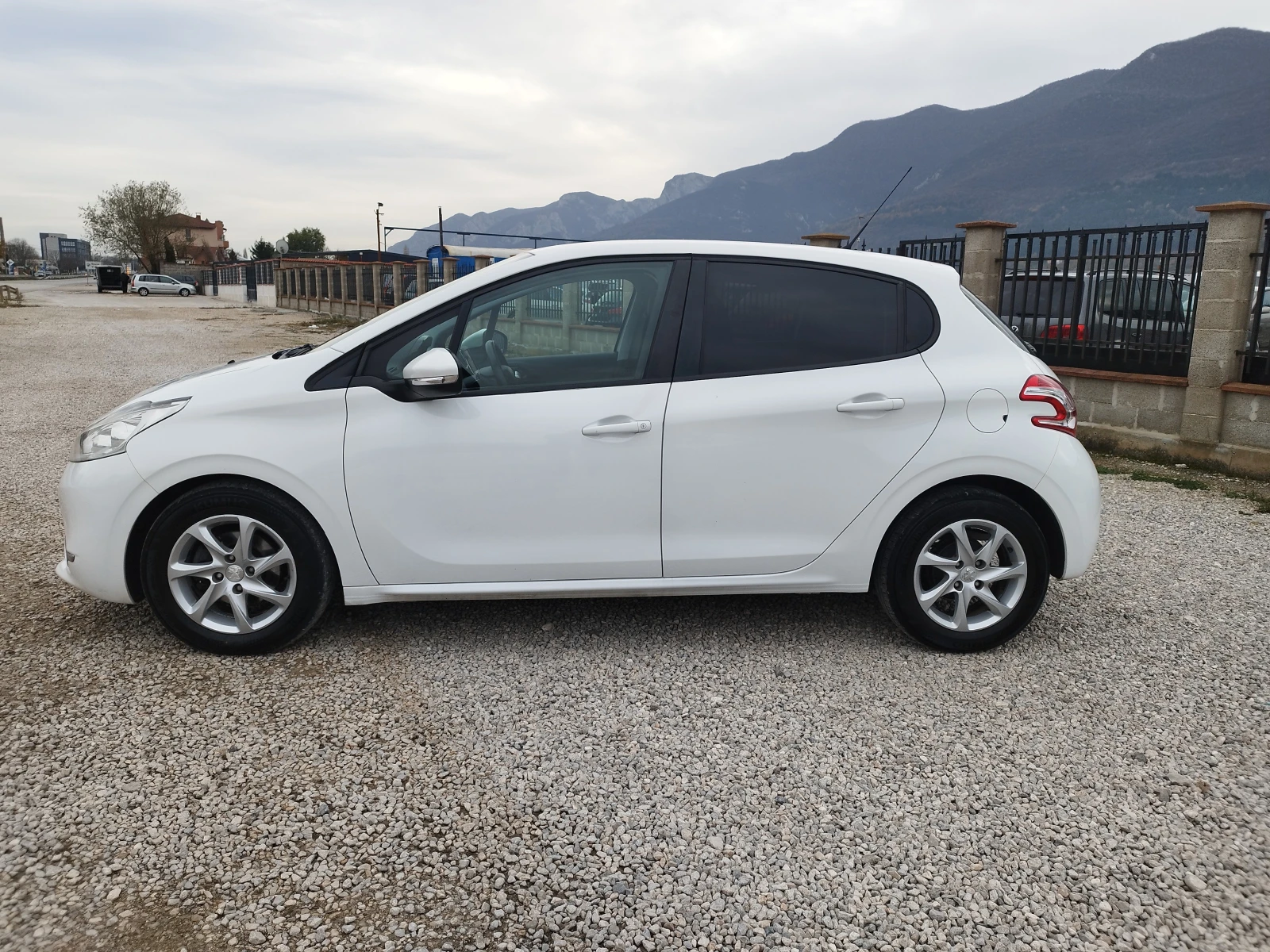 Peugeot 208 1.2i 82 kc. - изображение 2