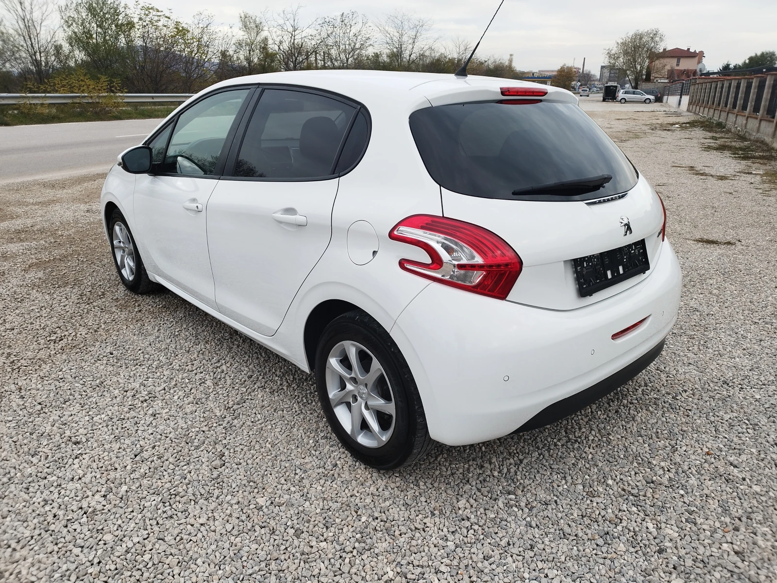 Peugeot 208 1.2i 82 kc. - изображение 3