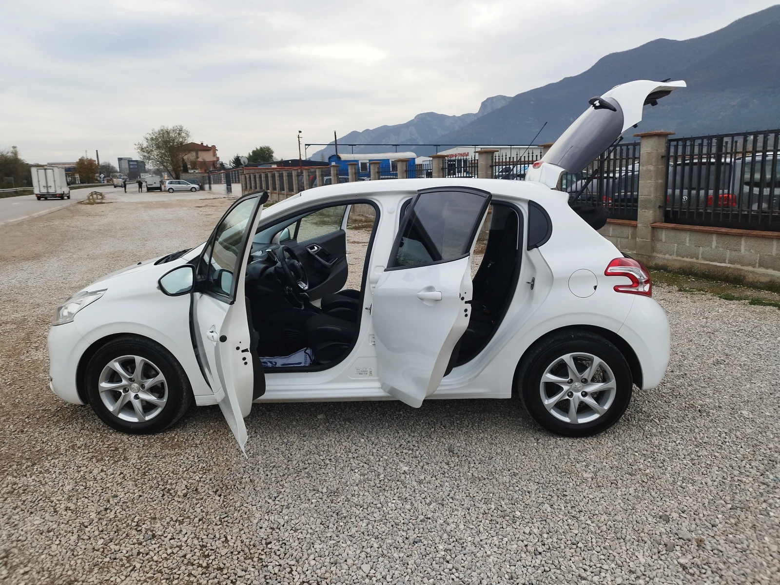 Peugeot 208 1.2i 82 kc. - изображение 9