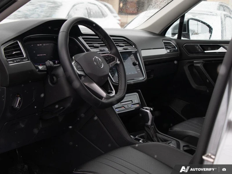 VW Tiguan Comfortline* HeadUp* AвтоКредит* (ЦЕНА ДО БГ), снимка 9 - Автомобили и джипове - 53448109