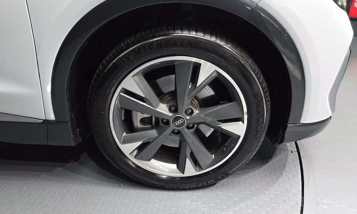 Audi Q4 PREMIUM, снимка 7 - Автомобили и джипове - 54072034