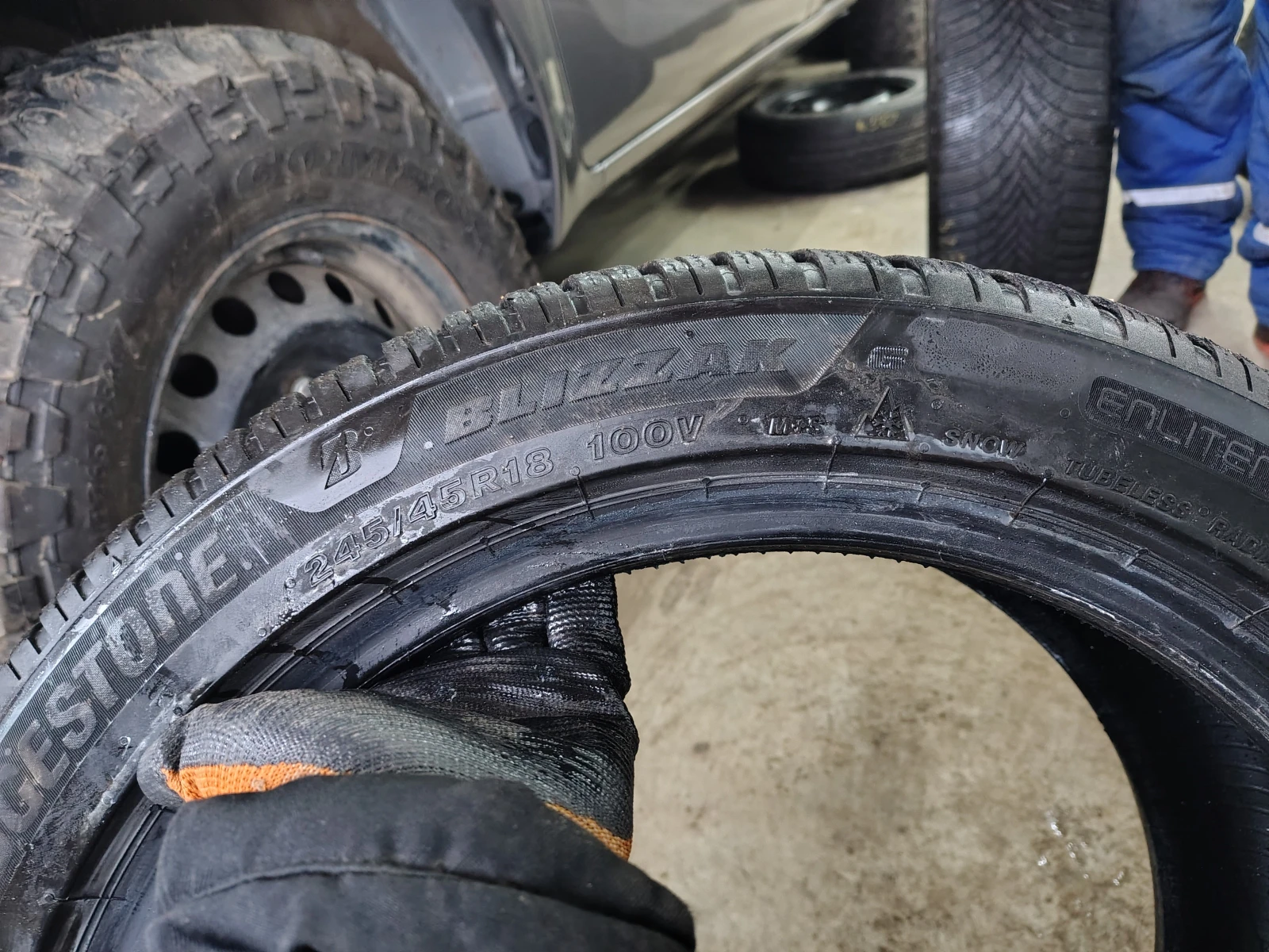 Гуми Зимни 245/45R18, снимка 5 - Гуми и джанти - 55835408