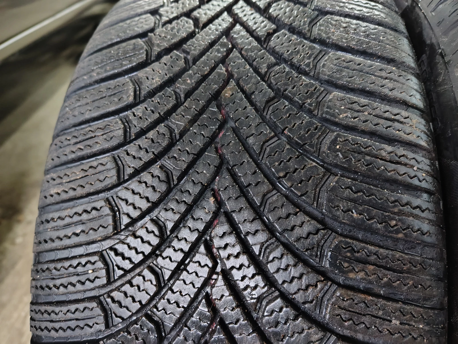 Гуми Зимни 245/45R18, снимка 2 - Гуми и джанти - 55835408