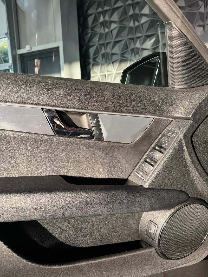 Mercedes-Benz C 320 4 MATIC * LED * , снимка 11 - Автомобили и джипове - 52079032