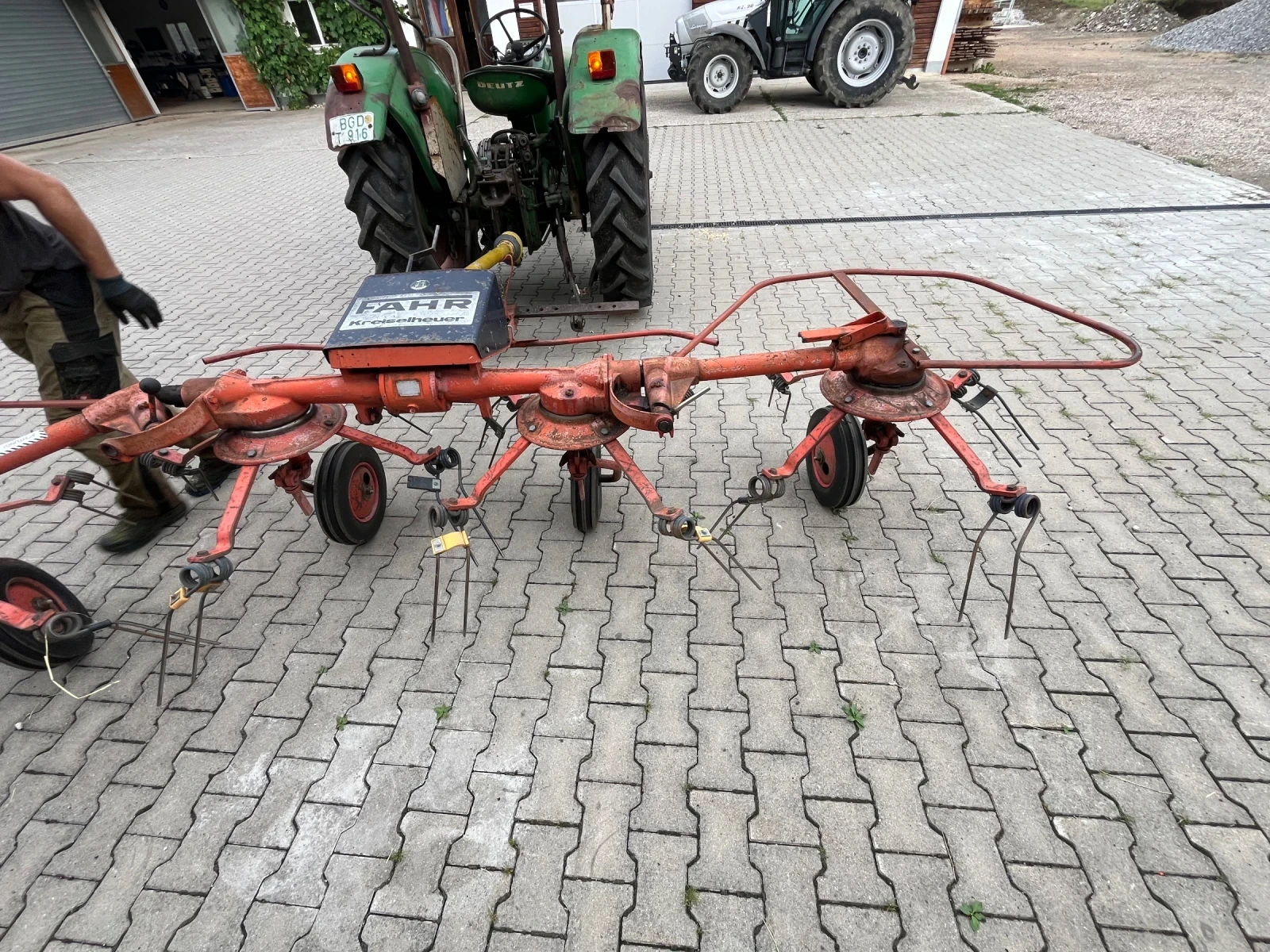 Сенообръщачка Deutz-Fahr, снимка 2 - Селскостопанска техника - 56144947