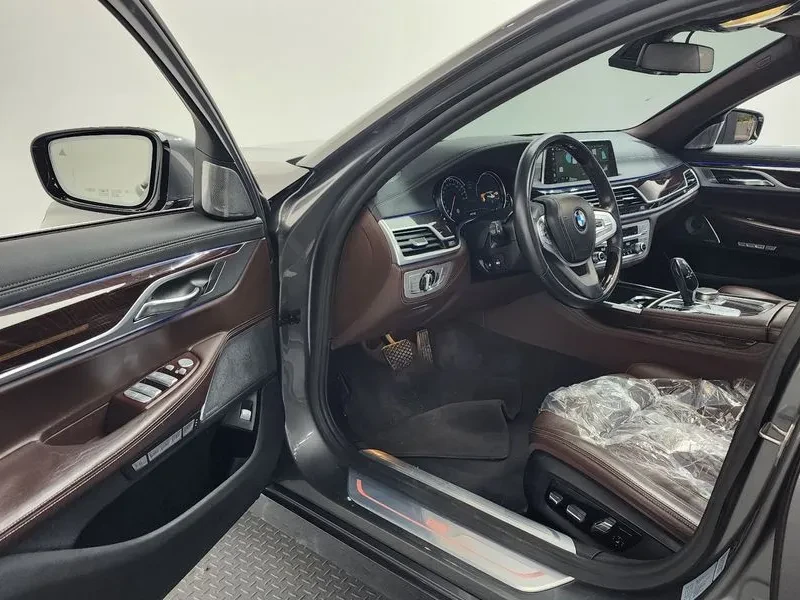 BMW 750 Li xDrive Premium, снимка 10 - Автомобили и джипове - 53518441