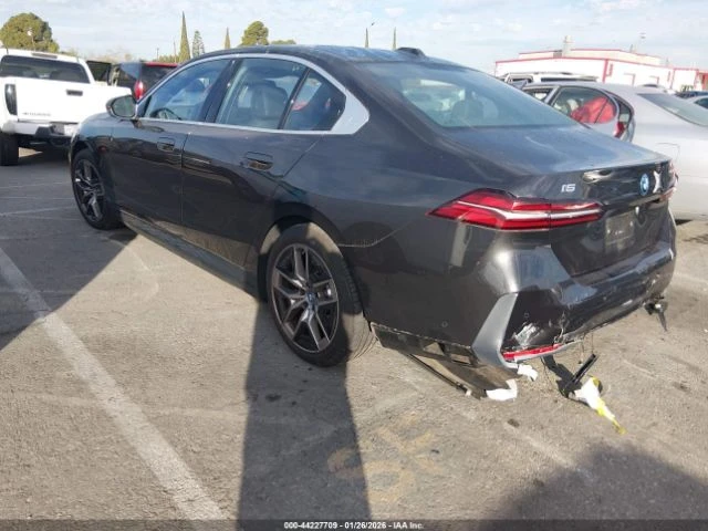 BMW i5 Edrive40, снимка 3 - Автомобили и джипове - 53993513