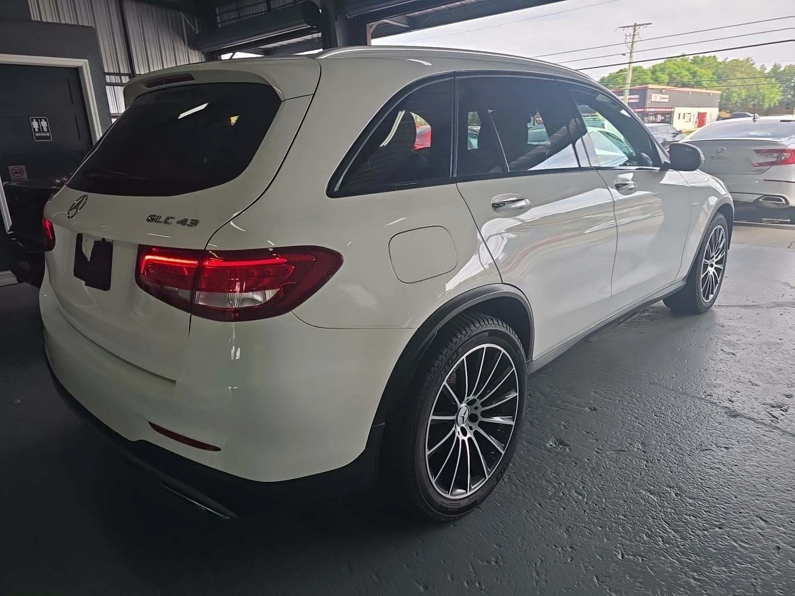 Mercedes-Benz GLC 43 AMG BURMASTER* PANO* KEYLESS GO* AMG* AMBIENT* КАМЕРА* - изображение 3