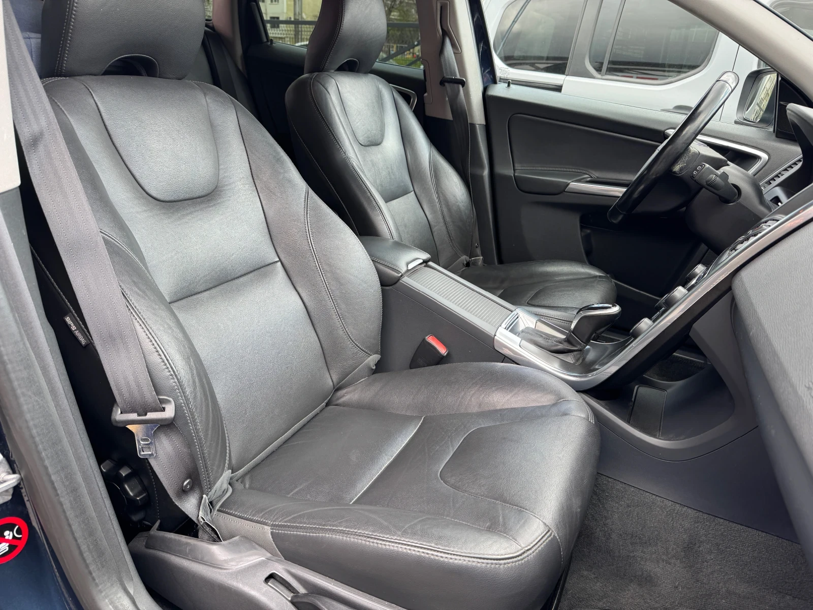 Volvo XC60 2.4 D5 Summum AWD, снимка 6 - Автомобили и джипове - 54198618